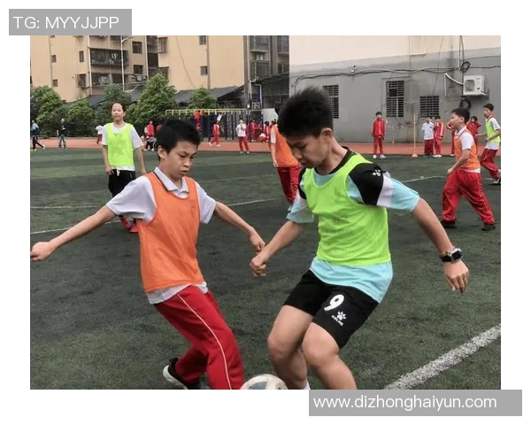 姐妹携手共踢足球展现团结与力量的青春风采